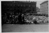 Kladení kytic k základnímu kameni pomníku Američanům v Plzni, 6. 5. 1948