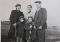Rodiče Roučkovi, sestra Marie Jedličková a dcera s neteří