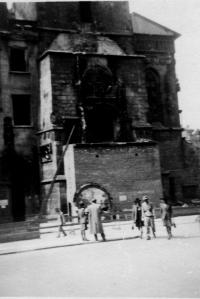 Zničený orloj na Staroměstské radnici, květen 1945