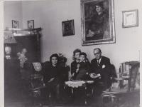 Ludmila Stáňová, operní pěvkyně Slávka Procházková s malým Antonínem a jeho otec Vojtěch Stáně (Vídeň 1947?)
