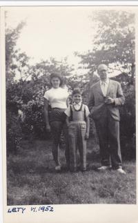 Antonín Stáně se svou sestrou a otcem (Lety, červen 1952)