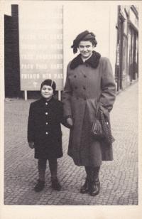 Antonín Stáně with his mother (1950/51)