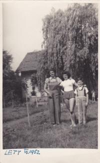 Antonín Stáně se svojí sestrou a matkou (Lety, červen 1952)