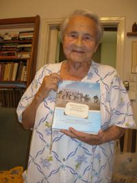 Maud Michal Beerová s knihou Judity Matyášové „Přátelství navzdory Hitlerovi“. Tel Aviv, květen 2014. 