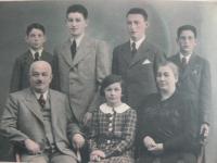 The Mannheimer family, from left to right standing: Edgar, Erich, Max, Arnošt. From left to right sitting: father Jakub, Kateřina, mother Markéta 
