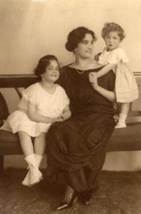 Marieta Šmolková se svou matkou a sestrou v roce 1923 (v pravo)