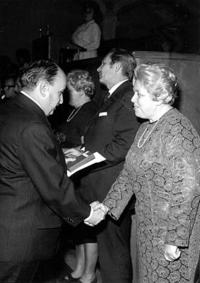 Marieta Šmolková přebírá státní ocenění v roce 1968