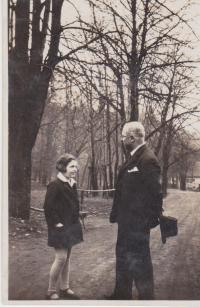 Marieta Šmolková se svým otcem v roce 1930 v Dubí