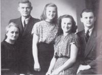 Jan Vývoda with his parents and sisters in the 1943