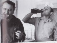 Jan Vývoda (napravo) se švagrem v roce 1971