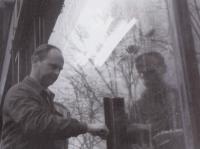 Jan Vývoda při mytí oken na Václavském náměstí v roce 1980