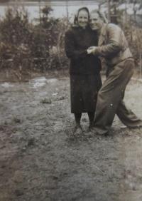 Paní Češková s velitelem partyzánů Nikolajem Jefrimovem v květnu 1945