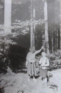 Sestřenice Drahoslava  s Amálií Fojtíkovou v blízkosti buku, kde byl za války pohřben zastřelený utečenec Jiří z Josefova