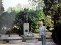 Sestřenice Drahoslava (Řepková) u pomníku kapitána Ivana Stěpanova v Hošťálkové