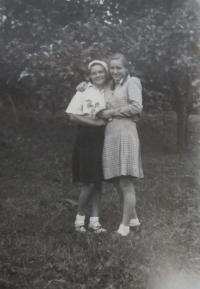 Cousin Drahoslava Řepková with Amálie Rafajová (Fojtíková)