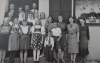 V Hrozenkově - na fotografii je rodina Koplů a četník z Hrozenkova, kteří po vypálení chalup na Kolibách ukrývali Františku Češkovou s dcerou