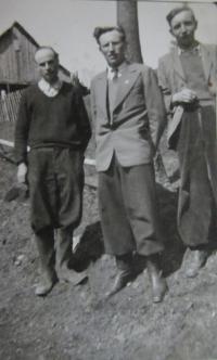 Zprava - bratři pamětnice František, Josef a soused Jaroslav Slovák