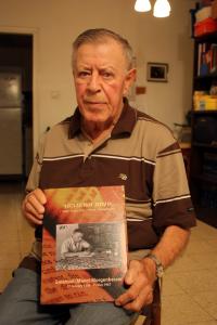 s knihou o jeho otci 