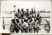 jeho jednotka u Suezského průplavu - druhý zprava vzadu