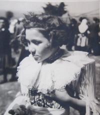 Anna Stančíková (Bachanová) na Svatém Antonínku v blatnickém kroji