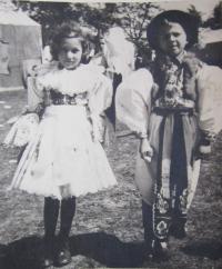 Anna Stančíková (Bachanová) s kamarádem na Svatém Antonínku v blatnickém kroji
