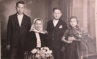 Matka Eva, bratři Miroslav a Antonín a Anna Stančíková (Bachanová) v roce 1944