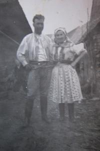 Otec František s maminkou Evou v javornickém kroji