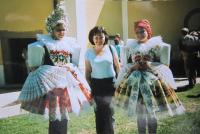 Ženy ve slavnostním  kroji při pouti u Svatého Antonínka, vlevo Javornický, vpravo blatnický kroj