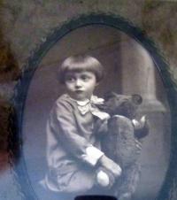 Hildegard Sedlářová (Luxová) v dětství