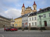 Vlevo bývalá budova gestapa ve Šternberku