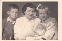 S matkou, bratrem a malou sestrou