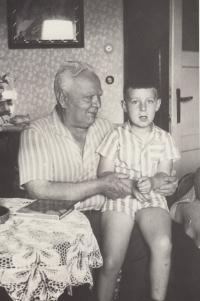 její otec s jejím synem cvca 1970