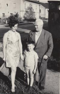 Pamětnice s jejím otcem  a synem cca 1970