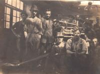 cca 1928, otec vpravo s kšandami, v učení (věl cca 20let)