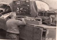 otec ve své autodopravě před či za války