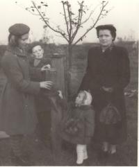 s maminkou a sourozenci, pamětnice vlevo