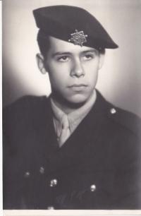 Oldřich Hukal v modré uniformně Vojenského gymnázia Jana Žižky z Trocnova v Moravské Třebové, rok 1952-53 
