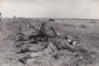 Oldřich Hukal na střelnici v Horních Počernicích cvičí jednotku, 1969 