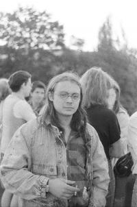 Z demonstrace proti potlačení povstání v Číně 