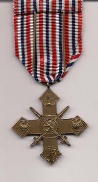 Československý válečný kříž, udělený in memoriam JUDr. Hakenovi-1