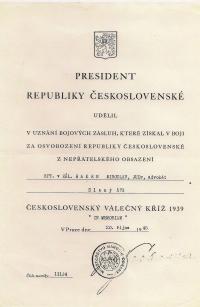 Československý válečný kříž, udělený in memoriam JUDr. Hakenovi 4