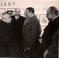  6.4.1940 JUDr. Haken s představiteli města při návštěvě pres. Háchy ve Slaném na výstavě slánských umělců