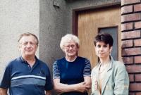 Miluše Hořejší, pamětníkova snoubenka, s pamětníkem a jeho dcerou, setkání po 50 letech 
