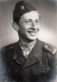 Avraham Harshalom v uniformě SNB, 1948