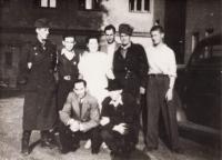Skupina tří Židů, které zachránila paní Jiřina Sobotková, AH vpravo