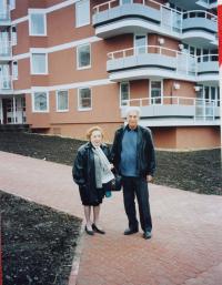 S manželem před pražským bytem v Jinonicích