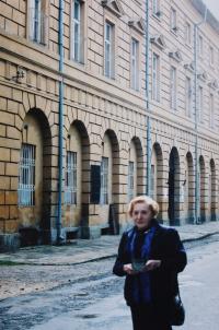 V Terezíně - před blokem v kterém bydlela