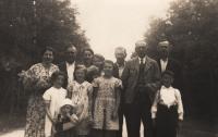 Otec (druhý zleva) v Deštnici, 1937