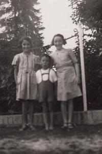 Růžena (vpravo) a Líza Vogelovy, 1939