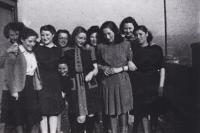 S dívkami z Terezína po osvobození v Praze, 1945